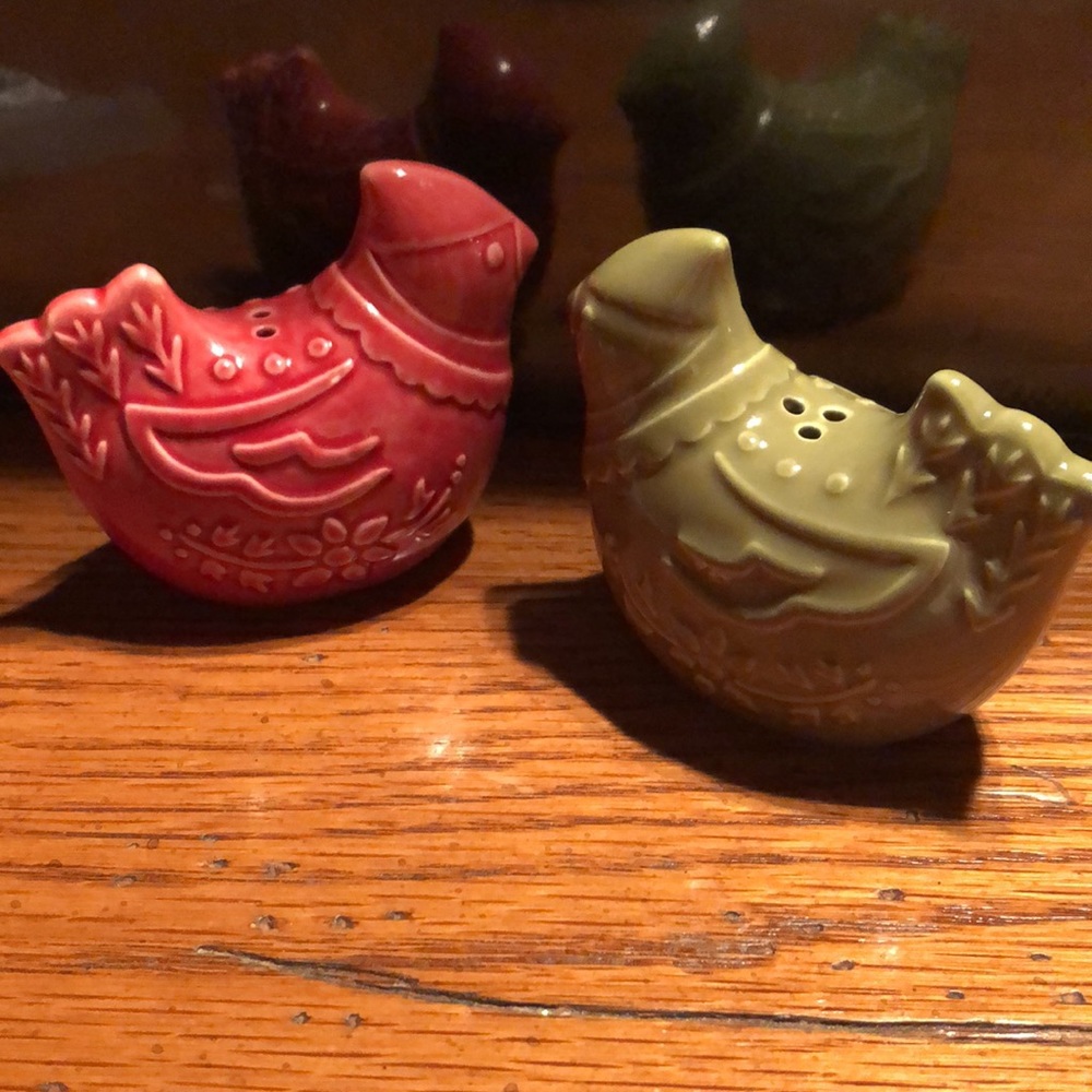 Hallmark country hens chickens salt & pepper shakers kitchen red green farmhouse